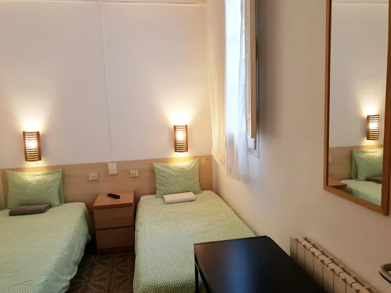 Barcelona Rooms 2*,